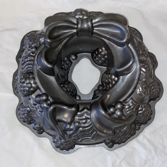 Nordic Ware holiday Wreath Bundt Cake Pan
